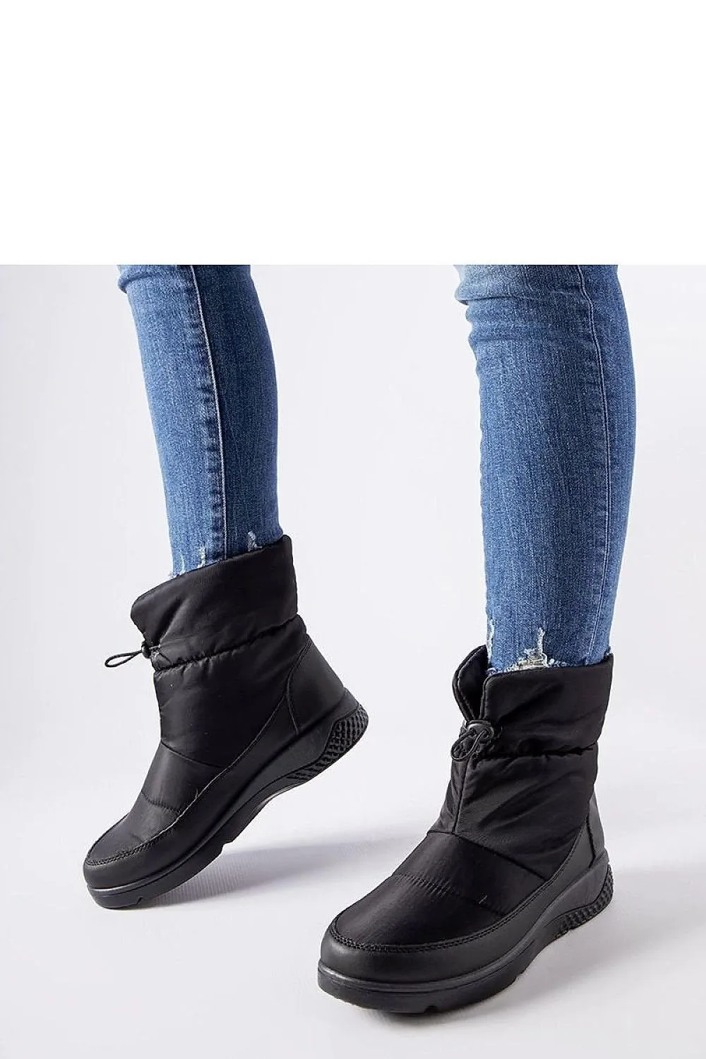 Women's white insulated snow boots
